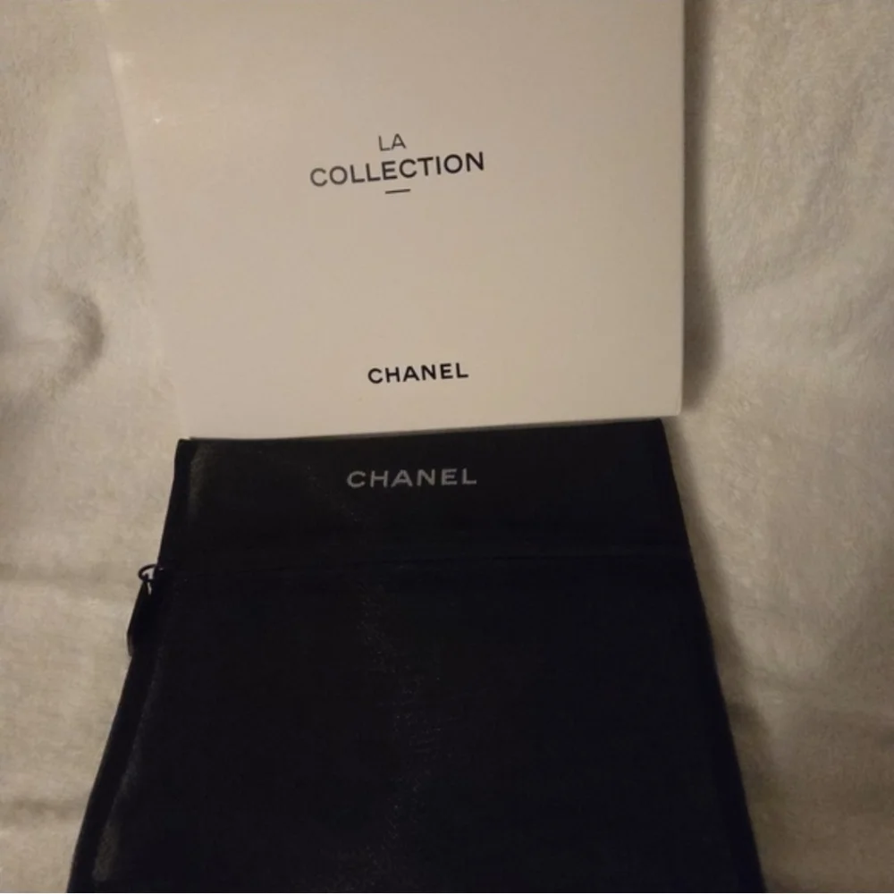 CHANEL elegant black
